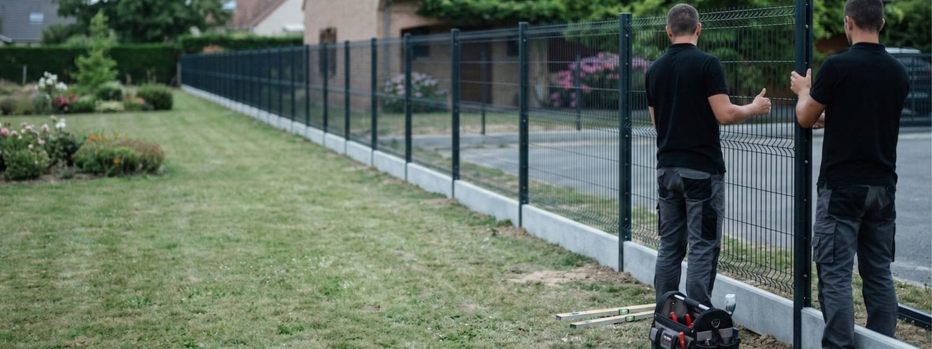 Clôture composite posée dans un jardin par Stradia